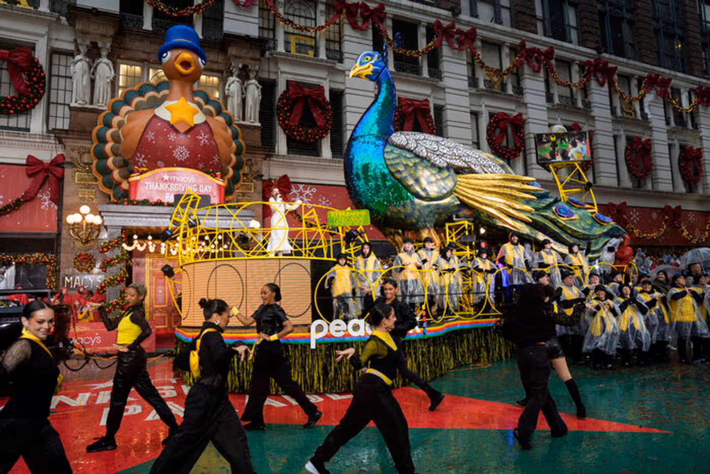 Photos: DEATH BECOMES HER, Idina Menzel, & More at the Macy's Thanksgiving Day Parade  Image