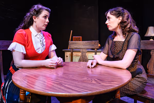 Brandy Miller (Paulinka Erdnuss), Katherine Schwartz (Agnes Eggling) Photo