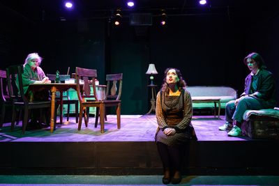 Ann James (Die Alte), Katherine Schwartz (Agnes Eggling), Lilah Weisman (Zillah Katz) Photo