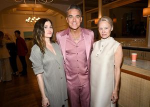 Kathryn Hahn, Robbie Williams, Pamela Anderson @ BroadwayWorld Kathryn Hahn, Robbie Williams, Pamela Anderson Photo
