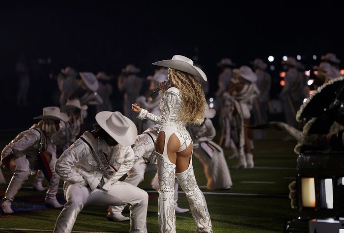 Photos: Beyoncé Delivers NFL Christmas Gameday Halftime Performance  Image