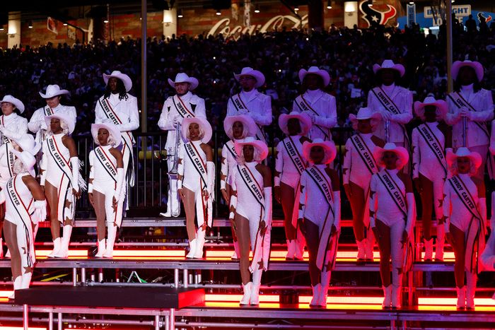 Photos: Beyoncé Delivers NFL Christmas Gameday Halftime Performance  Image