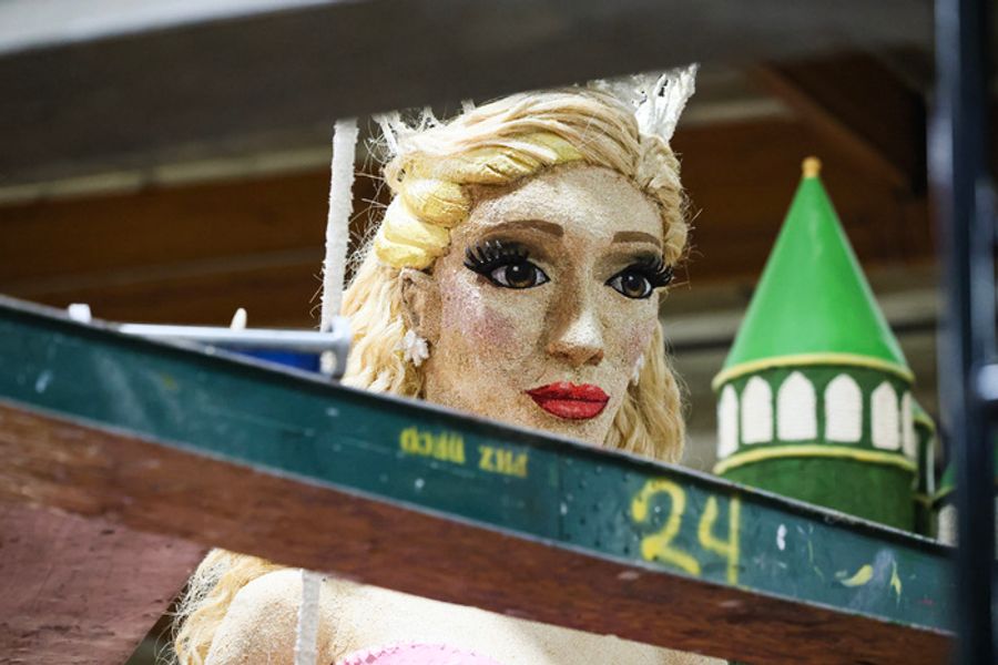 Photos: WICKED Float Comes to Pasadena's Rose Parade Image