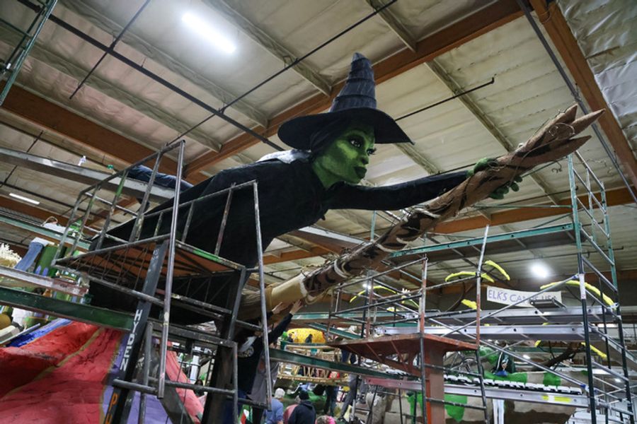 Photos: WICKED Float Comes to Pasadena's Rose Parade Image
