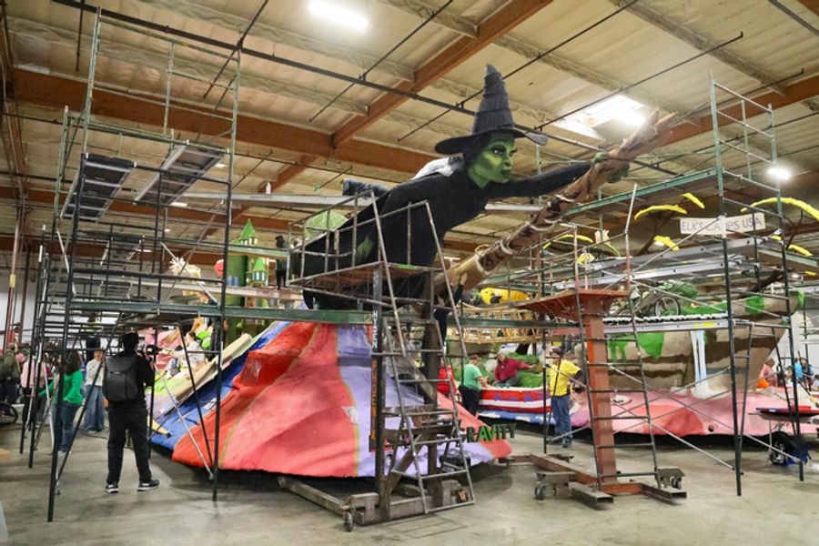 Photos: WICKED Float Comes to Pasadena's Rose Parade Image