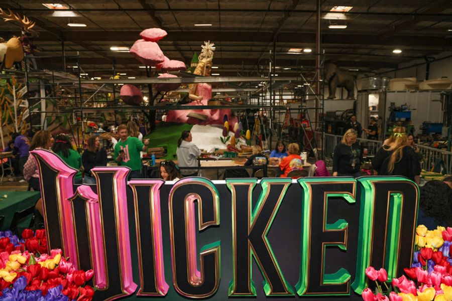 Photos: WICKED Float Comes to Pasadena's Rose Parade Image