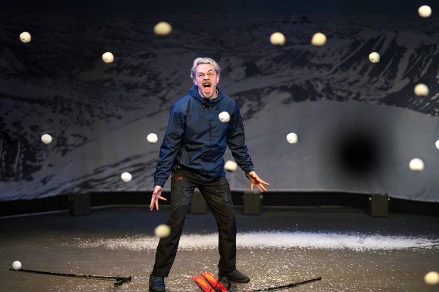 Photos: GWYNETH GOES SKIING Arrives Off-Broadway Image