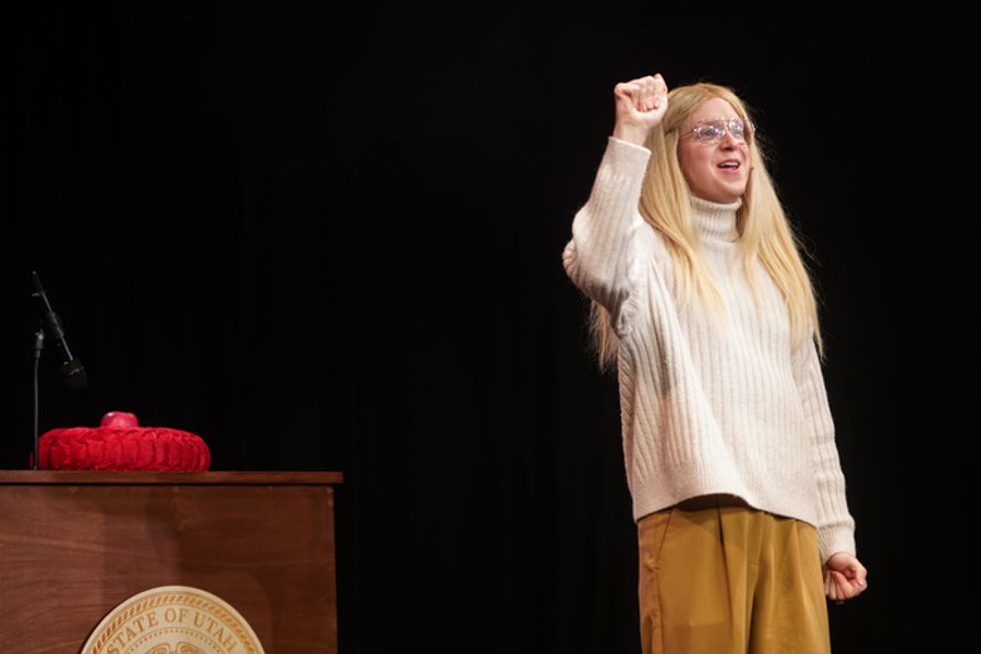 Photos: GWYNETH GOES SKIING Arrives Off-Broadway Image