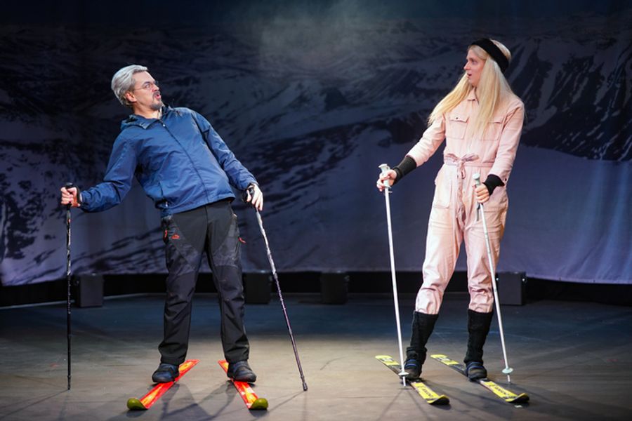 Photos: GWYNETH GOES SKIING Arrives Off-Broadway Image