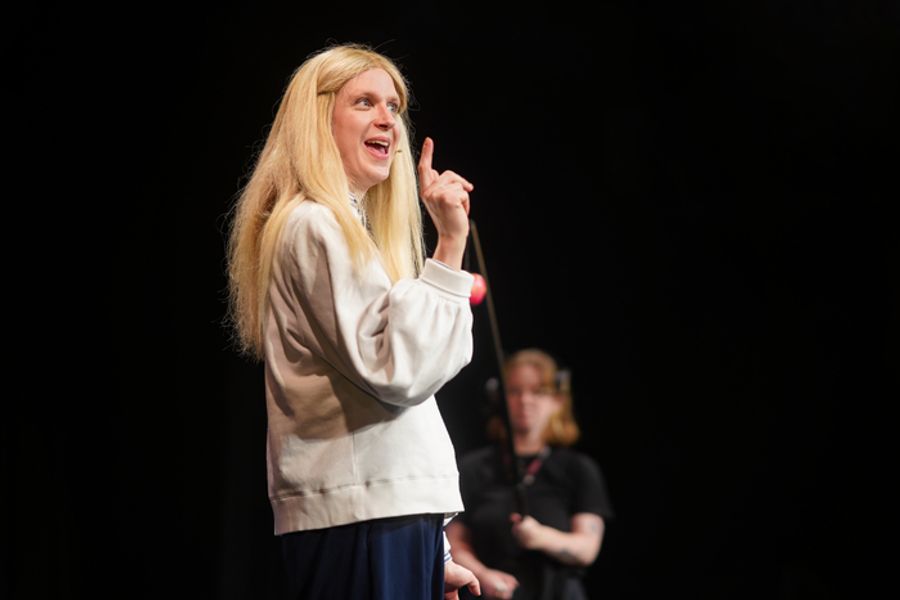 Photos: GWYNETH GOES SKIING Arrives Off-Broadway Image