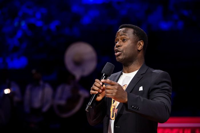 Photos: A WONDERFUL WORLD Performs in Knicks Halftime Show — photo 1 of 4