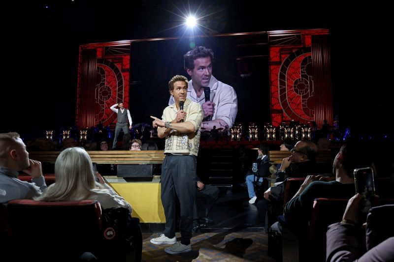 Review: Hugh Jackman Spreads Light at Radio City Image