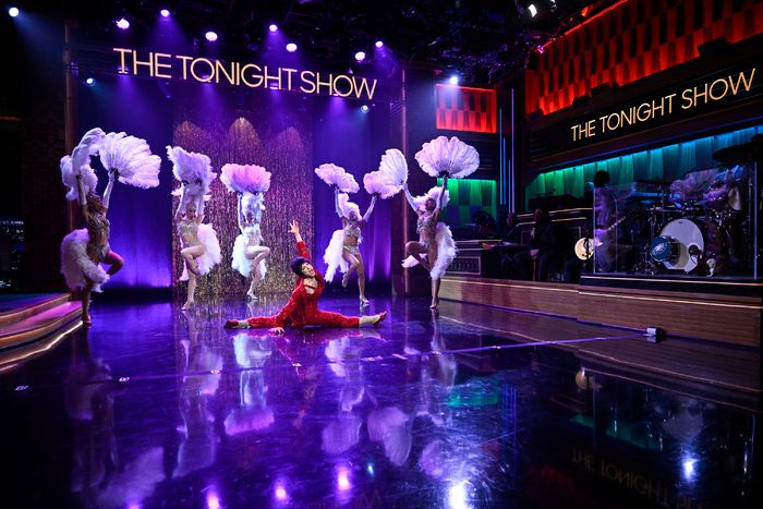 Exclusive Photos: DEATH BECOMES HER Cast Performs on THE TONIGHT SHOW Image
