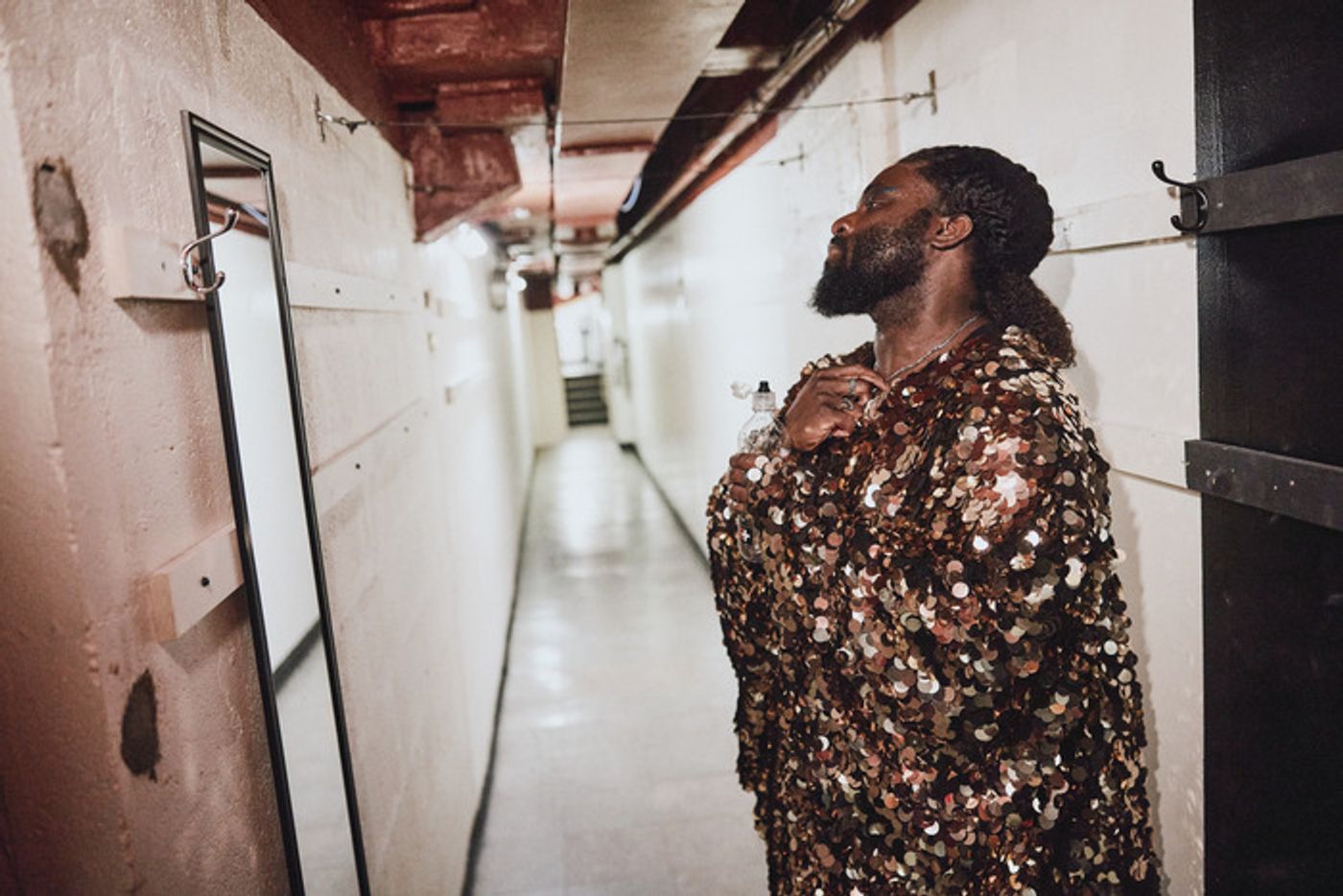 Photos: ROMEO + JULIET's Kit Connor, Rachel Zegler & More Backstage  Image