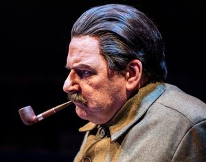 A scene from Churchill In Moscow by Howard Brenton @ Orange Tree Theatre. Directed by Tom Littler.
(Opening 11-02-2025)
©Tristram Kenton 02-25
(3 Raveley Street, LONDON NW5 2HX TEL 0207 267 5550 Mob 07973 617 355)email: tristram@tristramkenton.com @ BroadwayWorld A scene from Churchill In Moscow by Howard Brenton @ Orange Tree Theatre. Directed by Photo