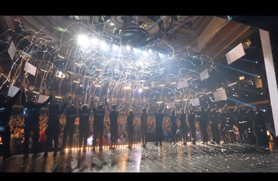 Photos: EL MAGO POP Celebrates 3 Millionth Audience Member Image
