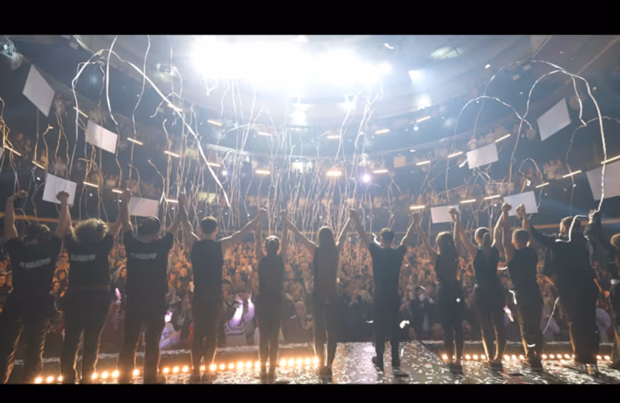 Photos: EL MAGO POP Celebrates 3 Millionth Audience Member Image