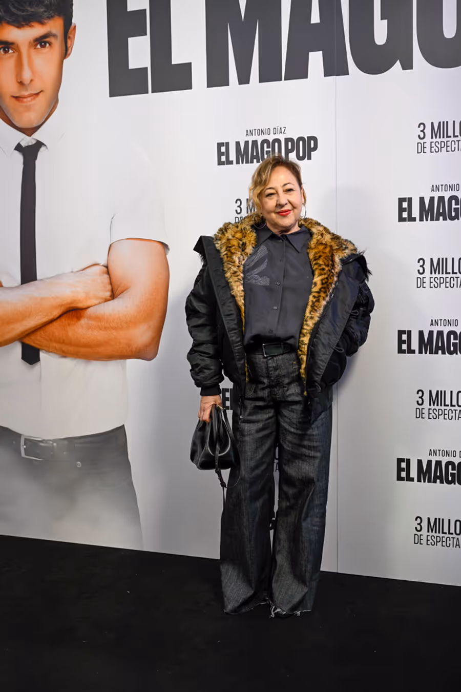 Photos: EL MAGO POP Celebrates 3 Millionth Audience Member Image