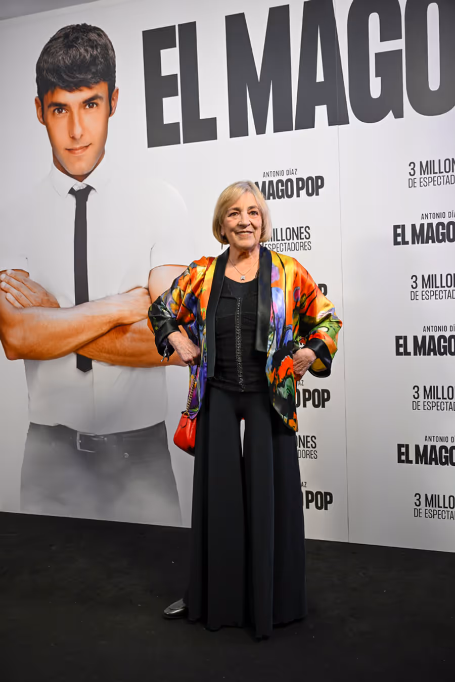 Photos: EL MAGO POP Celebrates 3 Millionth Audience Member Image