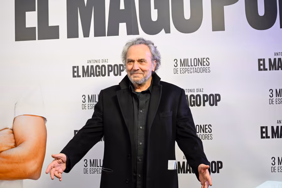 Photos: EL MAGO POP Celebrates 3 Millionth Audience Member Image