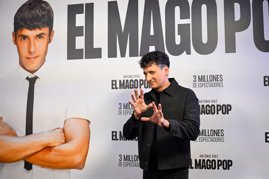 Photos: EL MAGO POP Celebrates 3 Millionth Audience Member Image