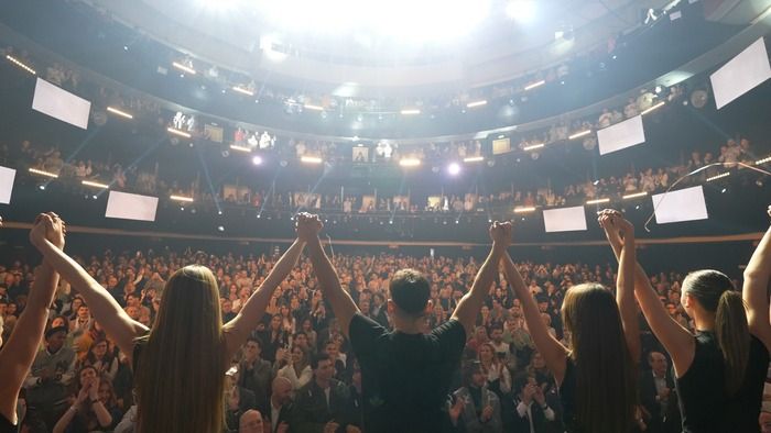 Photos: EL MAGO POP Celebrates 3 Millionth Audience Member Photos: EL MAGO POP Celebrates 3 Millionth Audience Member Image