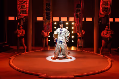 Paco Tolson and the company of SUMO Photo