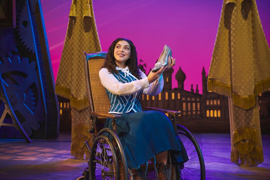 Photos: Emma Kingston, Zizi Strallen, and the New London Cast of WICKED Image