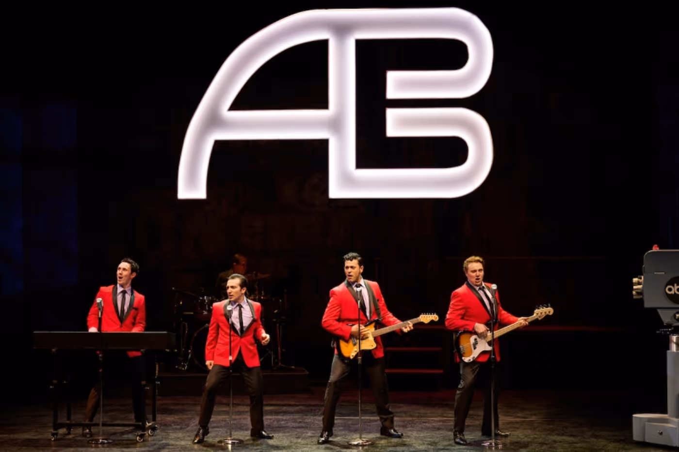Review: JERSEY BOYS at Village Theatre  Image