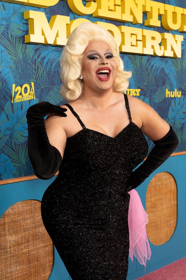 JAYMES MANSFIELD Photo