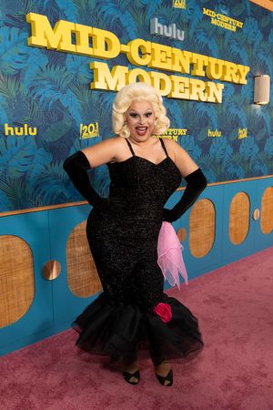 JAYMES MANSFIELD Photo