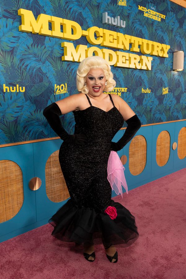 JAYMES MANSFIELD Photo