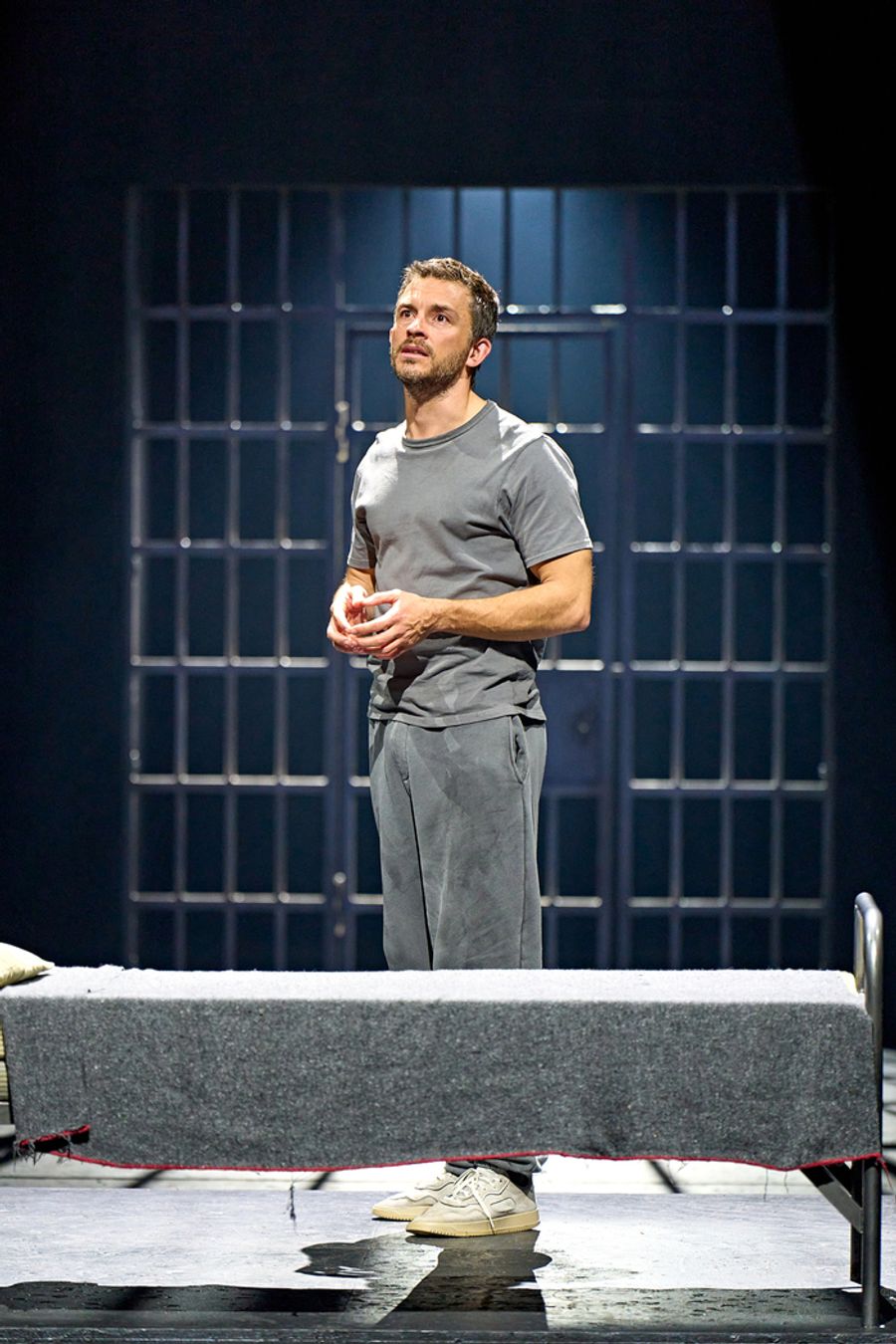 Photos: Further Look at Jonathan Bailey and More in RICHARD II Image