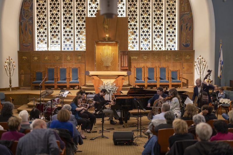 Review: Guy Mintus Thrills in RHAPSODY IN BLUE & WHITE at Stephen Wise Free Synagogue Image