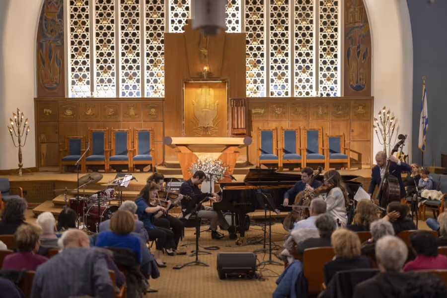 Review: Guy Mintus Thrills in RHAPSODY IN BLUE & WHITE at Stephen Wise Free Synagogue Image