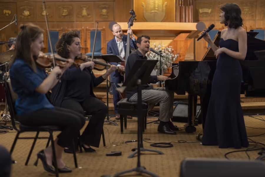 Review: Guy Mintus Thrills in RHAPSODY IN BLUE & WHITE at Stephen Wise Free Synagogue Image