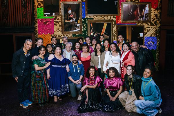 Lin-Manuel Miranda, Gina Rodriguez, Luis Miranda, and Lyrik Cruz, with the cast of Re Photo