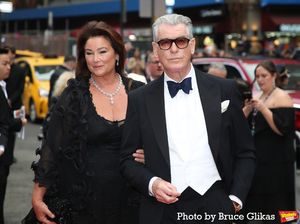 Keely Shaye Smith and Pierce Brosnan  Photo