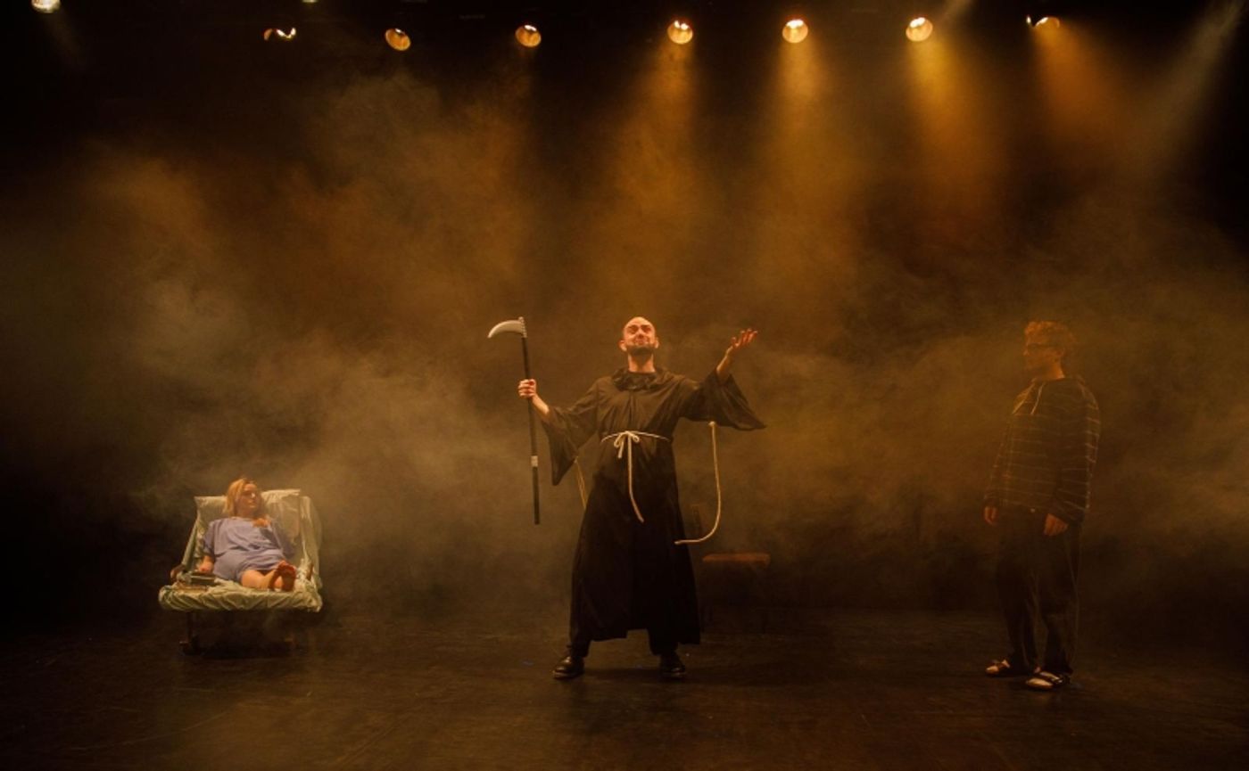 Review: DEAD MOM PLAY, Union Theatre  Image