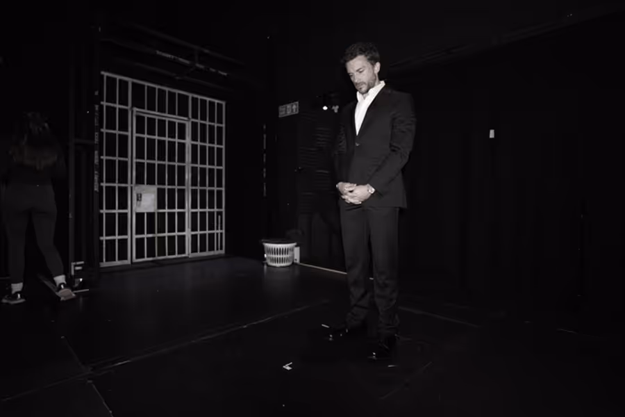 Photos: Jonathan Bailey and More Behind the Scenes of RICHARD II Image
