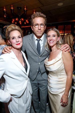 Elizabeth Perkins, Ryan Reynolds and Laura Fischer  Photo
