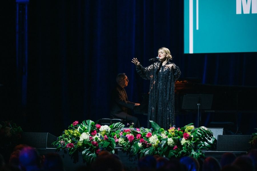 Feature: Signature Theatre Honors Mandy Patinkin with The 2025 Sondheim Award at its Annual Gala Image