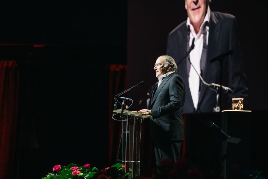 Feature: Signature Theatre Honors Mandy Patinkin with The 2025 Sondheim Award at its Annual Gala Image
