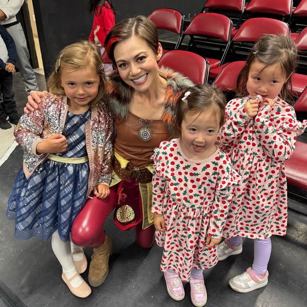 Kimbirdlee Fadner with young audience members   Photo