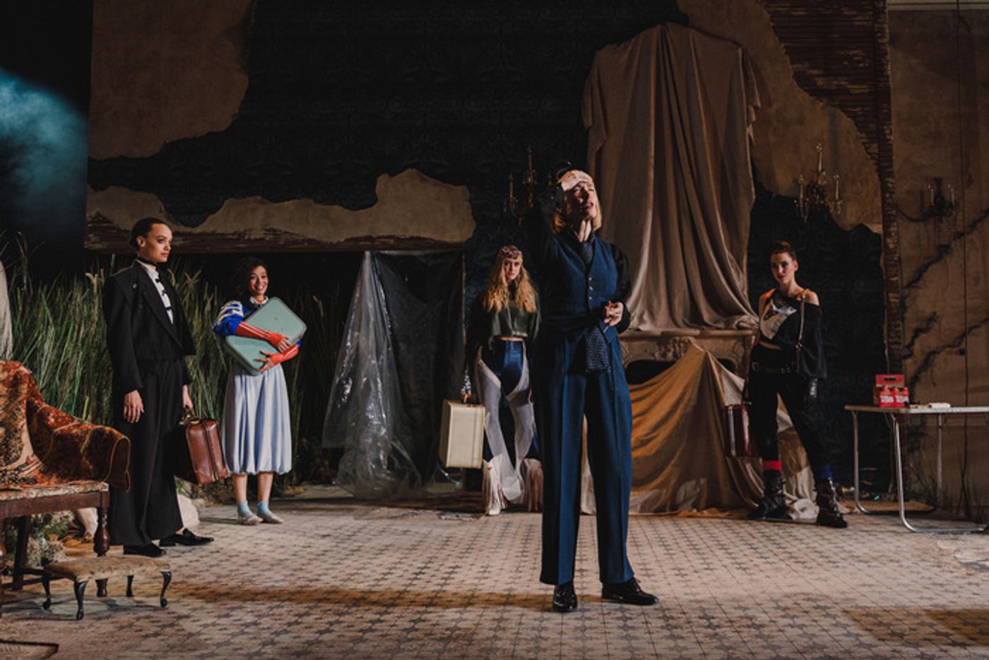 Photos: FIVE MODELS IN RUINS, 1981 at Lincoln Center Theater  Image