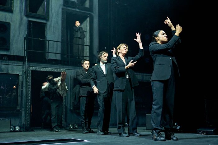 Photos: Radiohead-Based HAMLET HAIL TO THE THIEF Gets World Premiere — photo 7 of 19