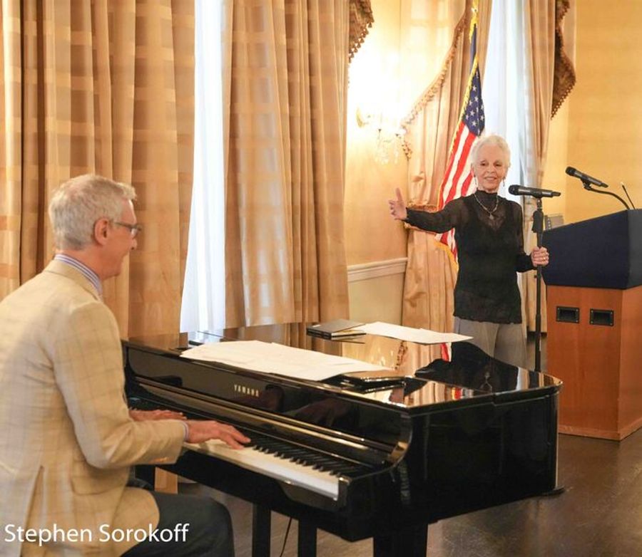 Review: Elizabeth Sullivan Performs at the Dutch Treat Club and the Torch is Passed Image