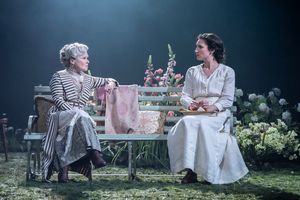  Imelda Staunton, Bessie Carter Photo