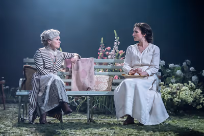  Imelda Staunton, Bessie Carter Photo