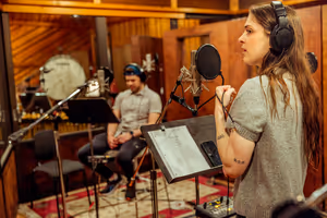 Lizzy McAlpine and Jeremy Jordan Photo